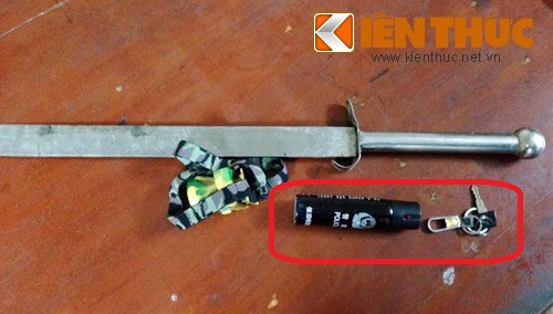 Mang kiem di trom cho, con xit hoi cay vao canh sat