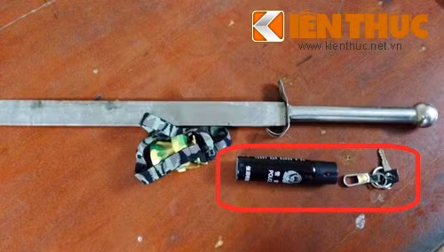 Mang kiem di trom cho, con xit hoi cay vao canh sat