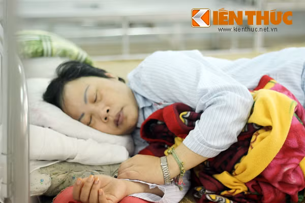 Dường như mọi sự đau đớn về bệnh tật đều tan biến hết khi nữ bệnh nhân chìm sâu vào giấc ngủ.