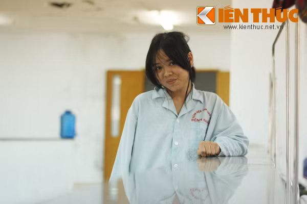 Nữ bệnh nhân tâm thần xinh đẹp này tên Hồng. Cô vẫn tự biết bản thân còn trẻ, đời còn dài nên muốn được khỏi bệnh thật nhanh. "Em vẫn còn trẻ mà. Ở đây rất vui vì có các chị, các bác nữa", Hồng ngượng ngùng khẽ nói với nụ cười duyên dáng.