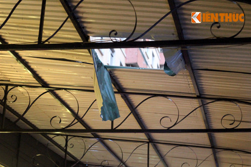 Hà Nọi: Bé trai roi tù tàng 10 chung cu Linh Dam xuong dat