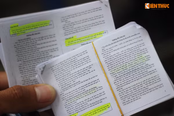 Những tập phao thi mà các thí sinh vứt ra rất dày và được đánh dấu những câu hỏi, câu trả lời một cách rõ ràng bằng bút màu.