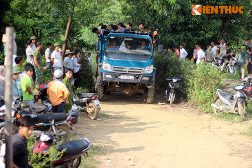 Thảm sát ỏ Yen Bái: Cảnh sát xẻ núi tìm nghi phạm suót dem-Hinh-2