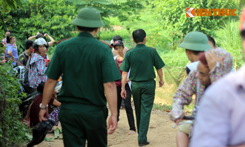 Thảm sát ỏ Yen Bái: Cảnh sát xẻ núi tìm nghi phạm suót dem-Hinh-3