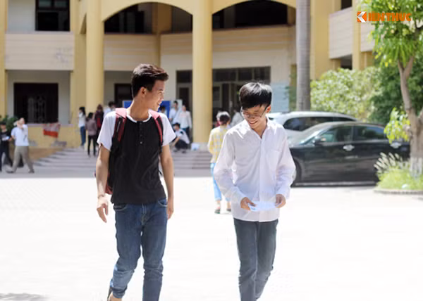 Theo chia sẻ một số thí sinh, các em chỉ cần mất khoảng 2/3 thời gian để làm bài thi môn Ngữ văn. Một số em đánh giá câu 1 ở "phần làm Văn" là khó nhất. Tuy nhiên, các em đều làm được bài và hầu như không bỏ qua câu nào. Nhiều em tự tin đạt được 5 đến 6 điểm.