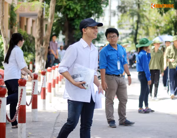 Một nam thí sinh nở nụ cười rất tươi khi bước khỏi phòng thi. Ảnh: Mạnh Hưng.