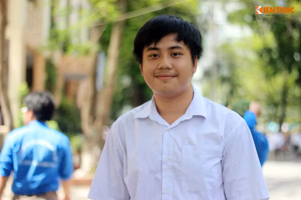 Em Nguyễn Ngọc Linh (THPT Tây Hồ, Hà Nội) chia sẻ: "Em theo học khối A nhưng thấy đề thi môn Ngữ Văn năm nay cũng không quá khó. Các câu hỏi trong đề thi hầu như nằm trong chương trình sách giáo khoa mà chúng em đã được học. Bài làm của em có khả năng được 6 điểm". Ảnh: Mạnh Hưng.