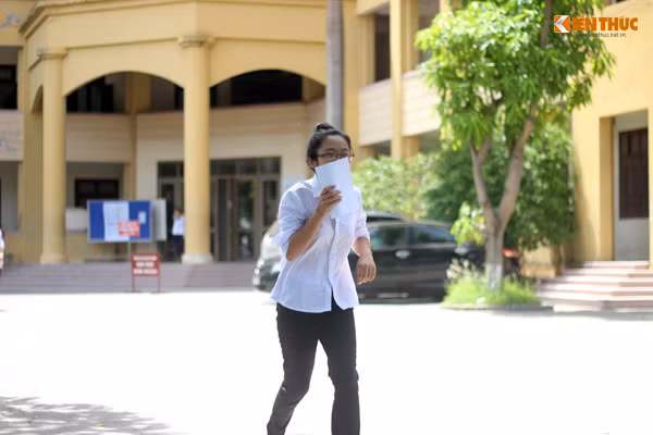 Thí sinh chạy ra khỏi phòng thi thật nhanh để chia sẻ niềm vui với người thân. Ảnh: Mạnh Hưng.