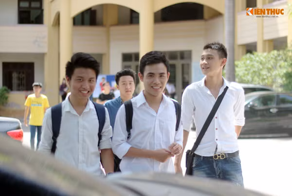 Hơn 10h ngày 2/7, ở cụm thi trường ĐH Quốc gia Hà Nội, nhiều thí sinh dự môn thi Ngữ Văn trong kì thi THPT Quốc gia đã bắt đầu rời khỏi phòng thi với những nụ cười rất tươi. Ảnh: Mạnh Hưng.