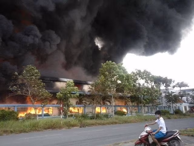 Những cột khói đen bốc lên từ đám cháy.