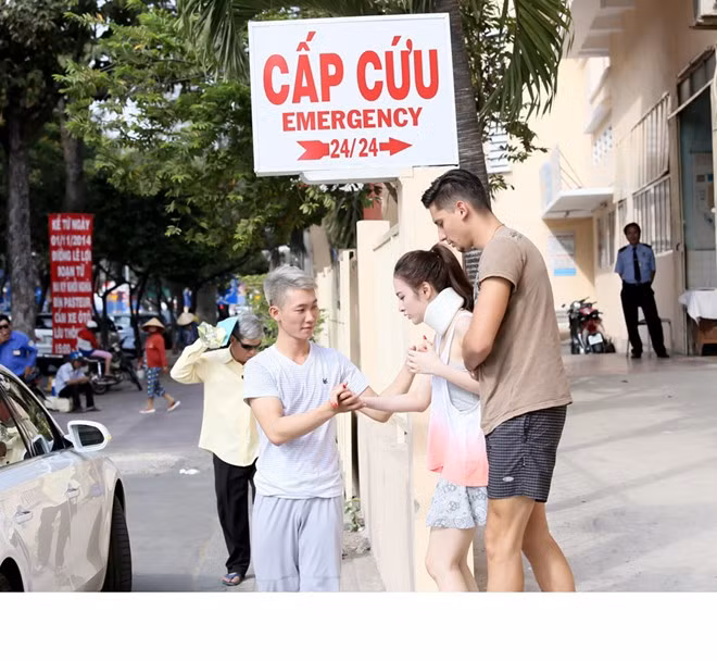 Phương Trinh được đồng nghiệp đưa về nhà nghỉ ngơi. Trải qua 8 đêm thi, nữ diễn viên và bạn nhảy Kris luôn giữ phong độ ổn định trên sân khấu. Cô từng 2 lần được giải nhất đêm nhờ hóa thân vào vai cô Dần trong Áo lụa Hà Đông và chị Dậu trong Tắt đèn.