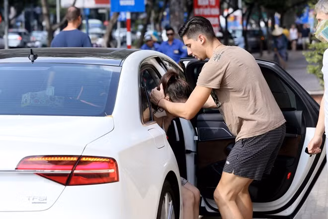 Chấn thương khiến người đẹp gặp khó khăn khi bước vào xe.