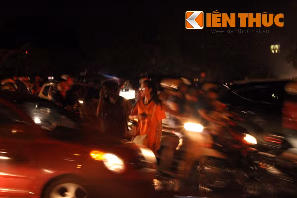 Sau bắn pháo hoa, đường Hà Nội kẹt cứng - Hình 2 Sau ban phao hoa, duong Ha Noi ket cung-Hinh-2