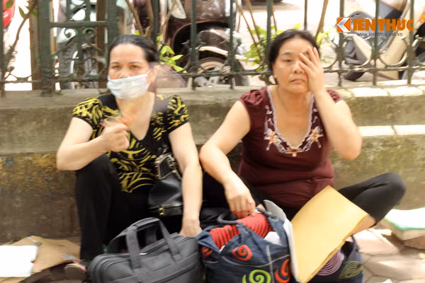 Nhiều bệnh nhân cùng người nhà từ các tỉnh xa đến Bệnh viện K chữa bệnh còn mang theo nhiều đồ đạc lỉnh kỉnh như túi xách, quần áo, thậm chí mang theo cả chăn để ngủ lại nếu chưa đến lượt khám.