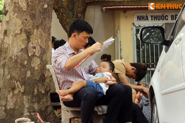 Không chỉ ở Bệnh viện K, tại Bệnh viện Phụ sản Trung ương, người dân đến đây khám cũng phải chờ đợi giữa trời nắng nóng.