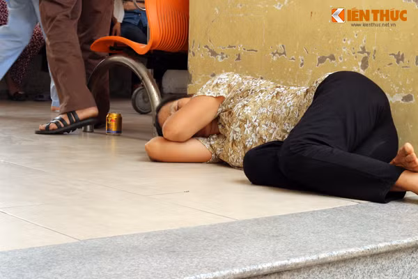 Vì quá mệt mỏi, người phụ nữ này nằm luôn ra nền gạch ở lối đi để ngủ.
