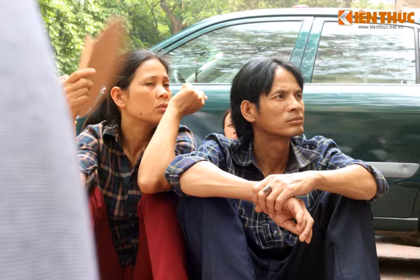 Sự khó chịu, mệt mỏi với thời tiết nắng nóng hiện rõ trên khuôn mặt của người bệnh đến khám chữa bệnh ở Bệnh viện K.