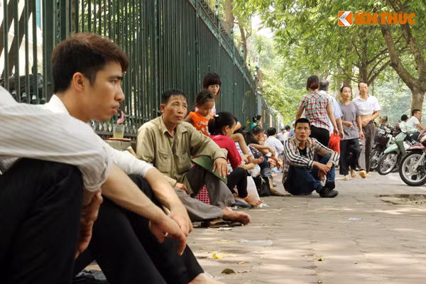 Người dân vạ vật phơi nắng chờ khám bệnh ở Hà Nội Nguoi dan va vat phoi nang cho kham benh o Ha Noi