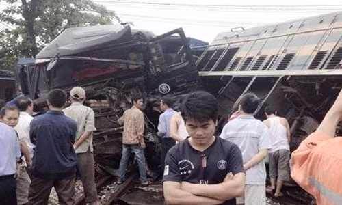 Xe tai nat dau sau cu dam tau hoa vang duong sat