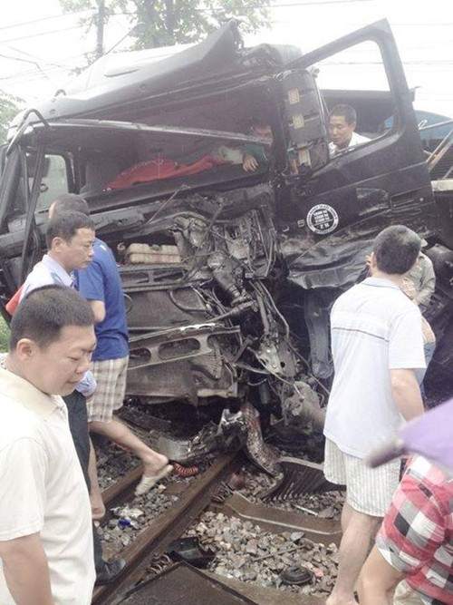 Xe tai nat dau sau cu dam tau hoa vang duong sat-Hinh-2