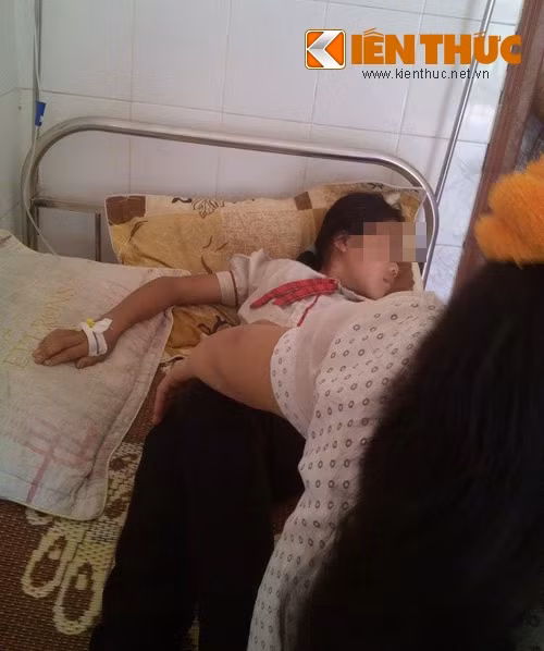 4 bé gái cùng nhau an lá ngón, 1 cháu tu vong