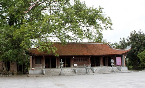 Di lẽ dàu xuan, ghé 4 ngoi dèn noi tieng ben song Hong