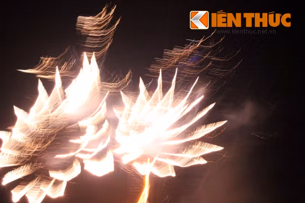 Đúng 21h, SVĐ Quốc gia Mỹ Đình bắt đầu rực sáng với những màn pháo hoa lung linh trong đêm.