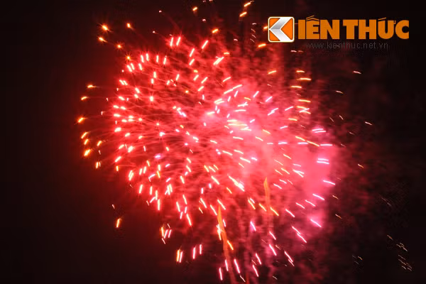 Ai cũng háo hức, reo hò trước những màn pháo hoa lung linh, tuyệt đẹp.