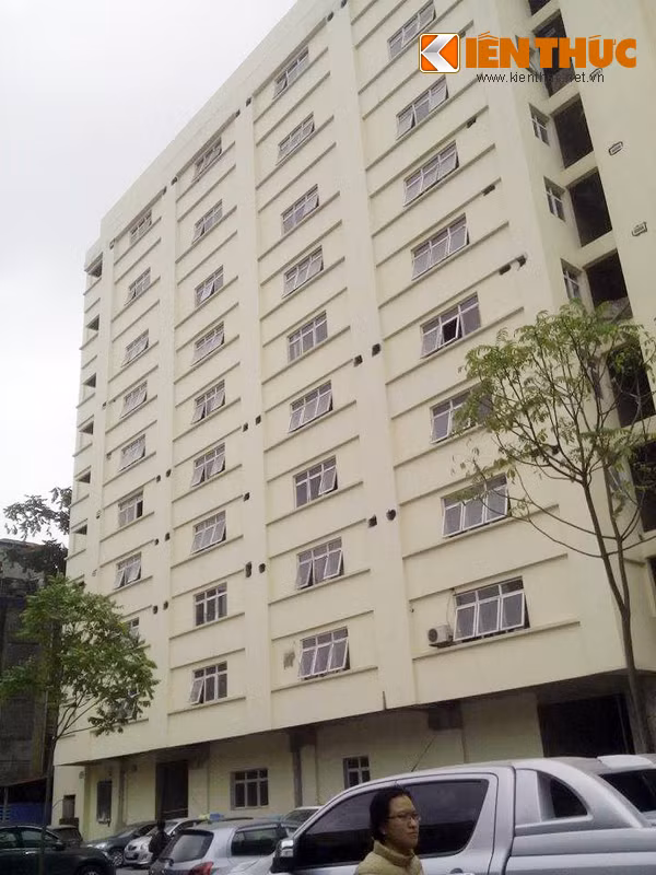 Khi phóng viên đặt vấn đề tìm hiểu nguyên nhân dự án chậm hoàn tất, Giám đốc Bệnh viện Vũ Bá Quyết từ chối giải thích. Ông chỉ khẳng định:"Dự án khoảng 3-4 tháng nữa sẽ hoàn thành, hiện trong giai đoạn gấp rút hoàn thiện". Tuy vậy, nhìn công trình đắp chiếu im lìm, người ta khó mà tin về khả năng hoàn thành dự án mà giám đốc bệnh viện nêu ra.