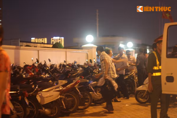 Lực lượng chức năng liên tục phải nhắc nhở các điểm trông giữ xe đảm bảo an ninh trật tự xung quanh khu vực.