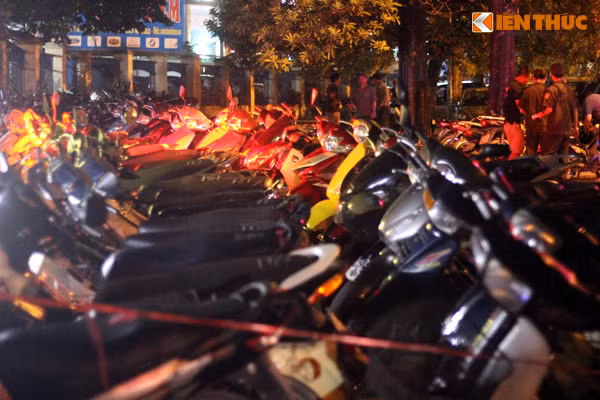 Tuy "chặt chém" nhưng các bãi trông giữ xe vẫn chật kín chỗ.