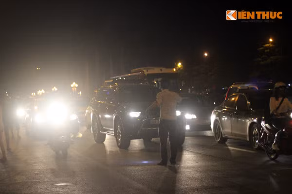 Điều đáng nói là giá dịch vụ coi xe ở đây cũng vào loại chặt chém. Giá vé của một chiếc xe máy gửi ở các điểm trông giữ này là 20.000 - 30.000 đồng/xe, còn ô tô lên tới 150.000 - 200.000 đồng/xe.