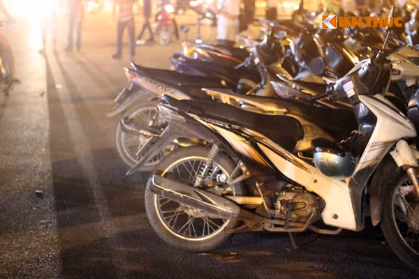 Theo quan sát của PV, hầu hết diện tích vỉa hè bên phải đường Lê Quang Đạo được tận dụng để làm chỗ trông giữ xe máy, ô tô.