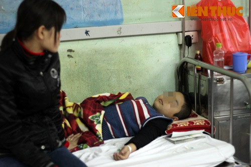 Chị Phùng Thúy Hằng ngồi buồn bã nhìn cậu con trai truyền từng giọt hóa chất vào người ở BV Nhi Trung ương.