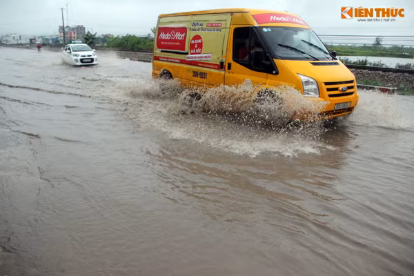 Hơn 200m đoạn đường trên phố Quán Gánh (Thường Tín, Hà Nội - Quốc lộ 1A) bị nước ngập rất sâu khiến nhiều người tham gia giao thông khổ sở. Ảnh: Mạnh Hưng