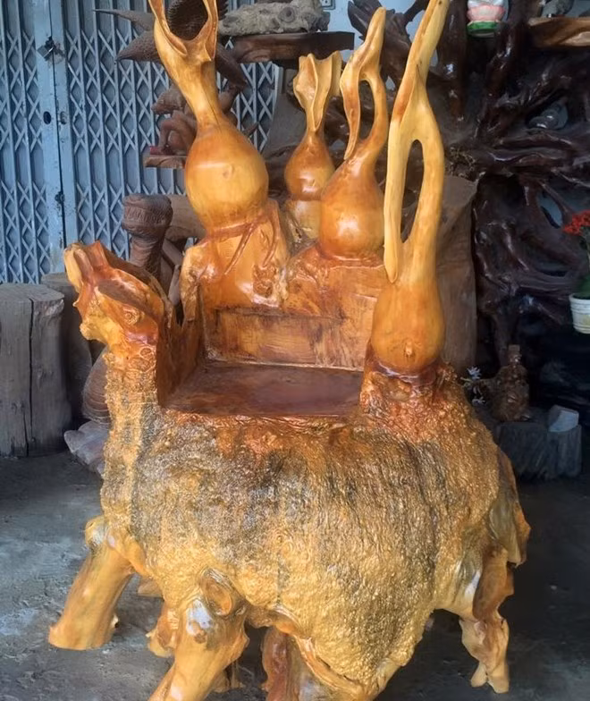 Mới đây trên trang Facebook cá nhân của hot girl Lê Tam Triều Dâng và chị gái Nhất Hương đã chia sẻ thông tin về chiếc ghế có giá trăm triệu. Triều Dâng cho biết, đây là gỗ bằng lăng, có tuổi đời khoảng 100 năm với những đường vân độc đáo.