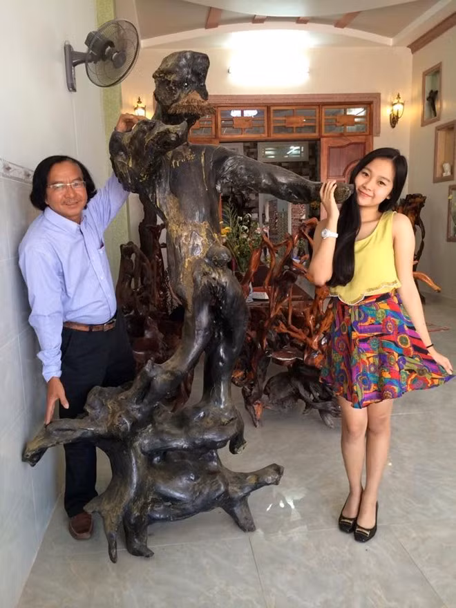 Tam Triều Dâng - người mẫu tuổi teen, diễn viên 16 tuổi đã có những ngày cuối năm hạnh phúc bên gia đình tại quê nhà Bến Cầu - Tây Ninh. Căn nhà gia đình cô khá khác biệt với nội thất đều bằng gỗ.