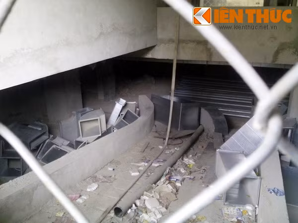 Những vật liệu xây dựng nằm ngổn ngang bên trong tòa nhà "đắp chiếu".