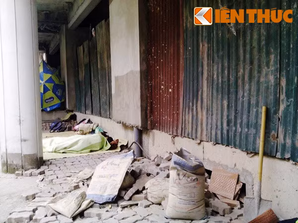 Hình ảnh vật liệu xây dựng chất đống nhếch nhác cùng cảnh người nhà, người bệnh đến thăm khám phải nằm vật vờ ở một góc công trình vì không có chỗ ngủ khiến ai đến đây cũng ái ngại.