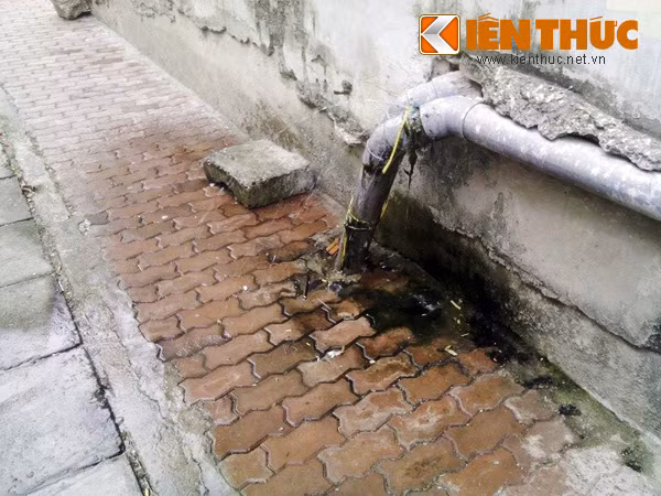 Hệ thống ống nước dẫn từ bên trong công trình dự án ra phía ngoài nứt vỡ, chảy lên láng.