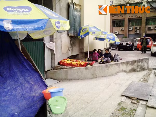 Thậm chí họ còn mang theo thau, chậu và nhiều vật dụng sinh hoạt khác...