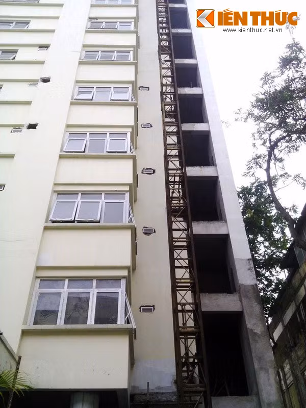  Còn đây là hình ảnh một chiếc thang sắt tại dự án đã bị hoen rỉ theo thời gian nhưng vẫn nằm im một chỗ.