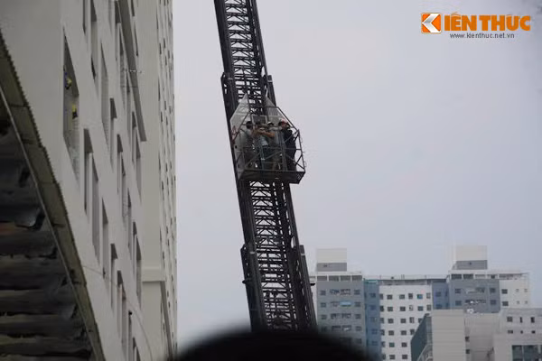 Đại úy Vũ Trọng Sang, Đội trưởng Đôi Cảnh sát PCCC phản ứng nhanh cứu hộ cứu nạn thuộc Phòng CSCC số 7 cho biết, lực lượng chức năng đã cử 4 xe cứu hỏa và xe thang thuộc hai phòng Cảnh sát PCCC số 7, số 8 đến hiện trường. Bước đầu xác định, vụ cháy xuất phát từ cháy hộp kĩ thuật ở tầng 33 sau đó lan sang các khu vực bên cạnh.