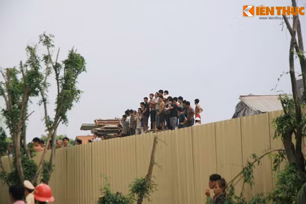 Nhiều người dân hiếu kỳ kéo nhau leo lên các hàng rào, lan can xung quanh khu chung cư bị cháy để theo dõi vụ việc. Nguyên nhân xảy ra vụ cháy vẫn đang được lực lượng chức năng điều tra, làm rõ.