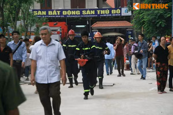 Lính cứu hoả tất bật chữa cháy.