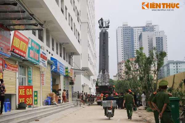 Ngay sau khi tiếp nhận thông tin về vụ việc, lực lượng chức năng, PCCC Công an TP Hà Nội đã nhanh chóng có mặt tại hiện trường sử dụng các phương tiện thiết bị để dập lửa, đồng thời giải cứu các nạn nhân đang bị mắc kẹt bên trong ra ngoài.