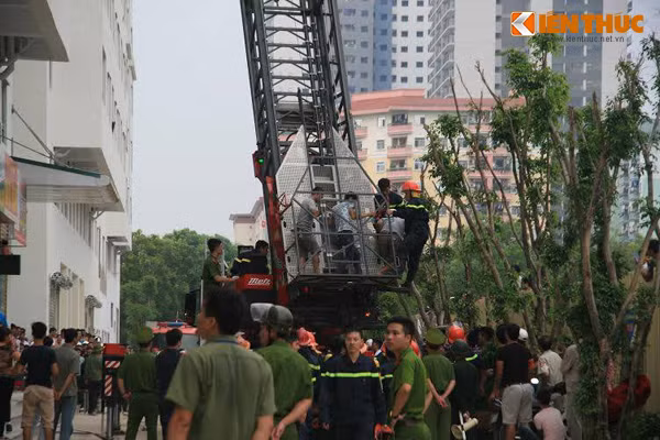 Khoảng 13h20, ngọn lửa đã được khống chế. Lực lượng chức năng nỗ lực phải dùng đến búa đinh phá cửa sổ để giải cứu các nạn nhân bị mắc kẹt phía bên trong ra ngoài.