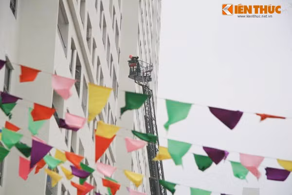 Đến 12h30 lực lượng chức năng đã giải cứu được 25 người, hướng dẫn thoát nạn 43 người. Trong số này có 1 nạn nhân bị tai biến ở tầng 22, 2 trẻ em ở tầng 9.