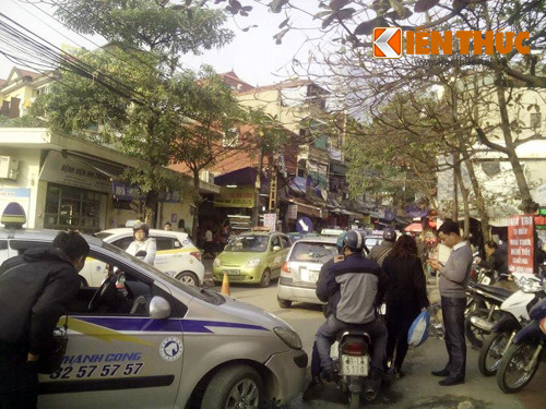Taxi “lam xiec” chan loi xe cap cuu vao BV Nhi TW-Hinh-2