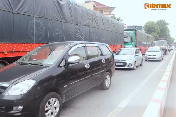 Duòng tác, xe khách vãn thản nhien dùng dón khách ỏ HN-Hinh-2